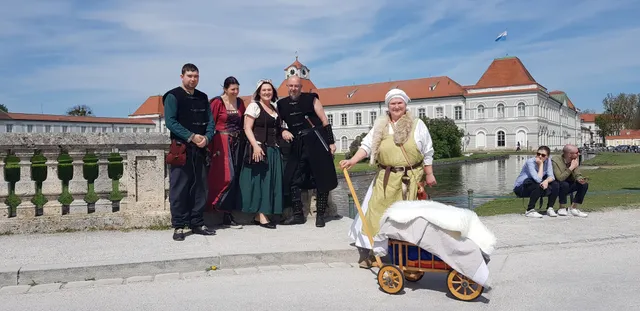 Gewandetes Wandern von der Nymphenburg zur Blutenburg am 22. April 2019