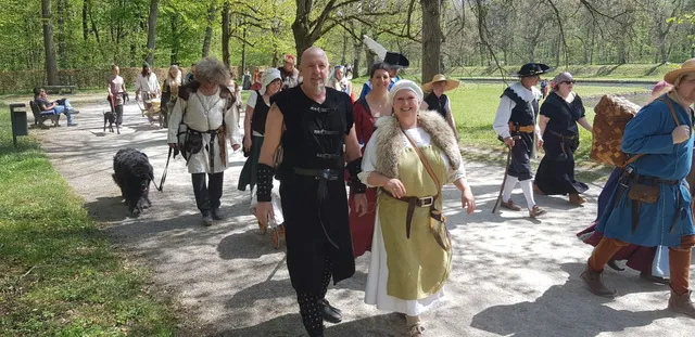 Gewandetes Wandern von der Nymphenburg zur Blutenburg am 22. April 2019