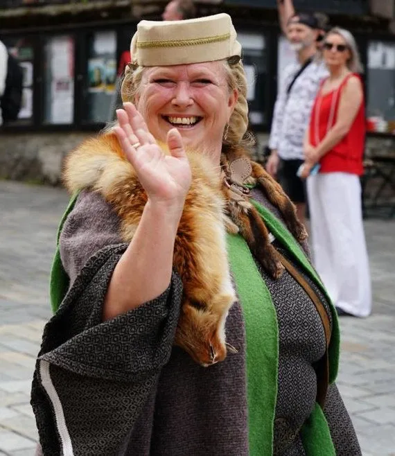 Sylvia Bichler in Gewandung