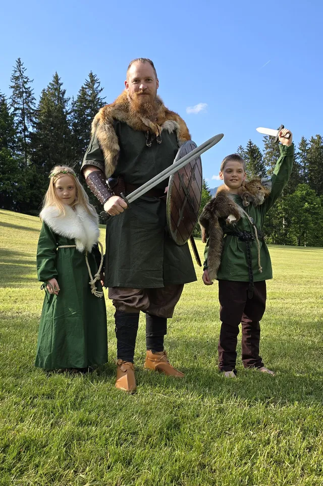 Robert, Julian & Emily Hofer — Emily & Julian als Wikingerkinder