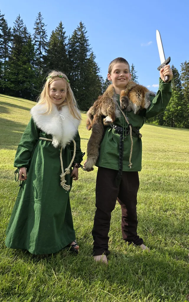 Robert, Julian & Emily Hofer — Emily & Julian als Wikingerkinder