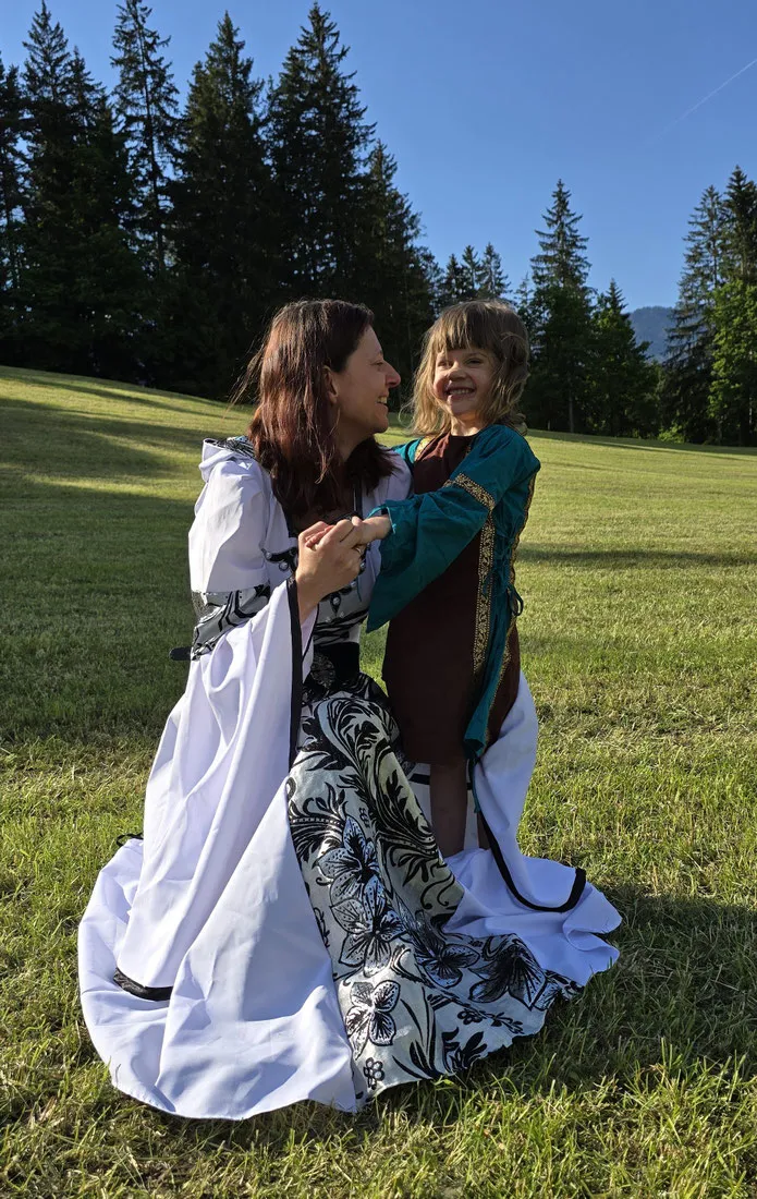 Andrea Orgler & Larissa in Gewandung